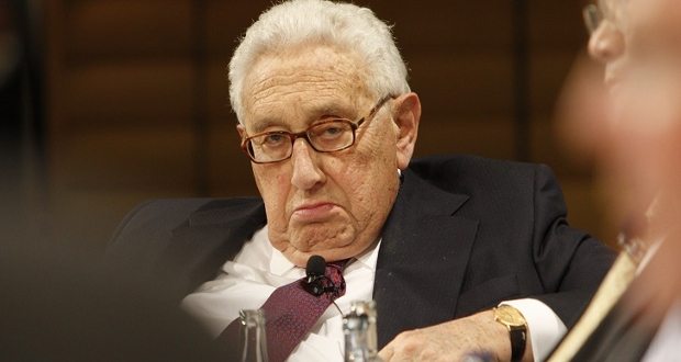 Henry Kissinger brinda al meeting dei potentiLa Commissione Moro lo aspetta da un anno