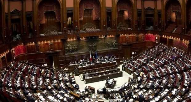 Tagliamo gli stipendi dei parlamentari: Seguite la discussione in diretta dalla Camera